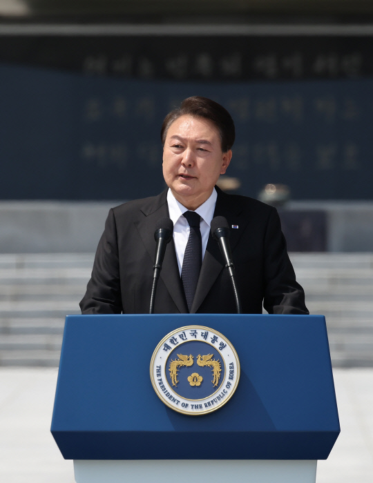 윤석열 대통령이 6일 서울 동작구 국립서울현충원에서 열린 제68회 현충일 추념식에서 추념사를 하고 있다. 연합뉴스